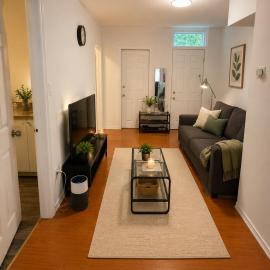 Private 2 Bedroom TV Private Entrance Kitchen Bathroom Gerrard Square Leslieville TTC Downtown Toronto, hotel di Toronto