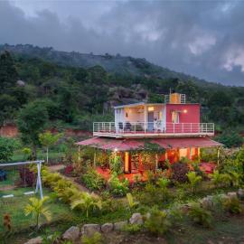 StayVista at Feel Good Farm Stay with BBQ & Bonfire, hotel di Hoshalli