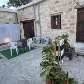 Traditional Stone House for Summer Escapes, hotel em Marathounda