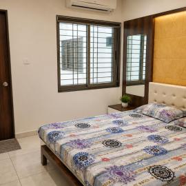 Meera Marriage Hall & Hotel، فندق في Veraval