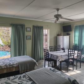 Amberlight Self Catering Accommodation, готель у місті Крюґерсдорп