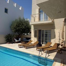 Pearl House – hotel w mieście Paralimni