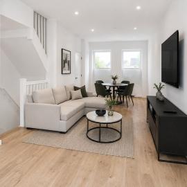 Split-level 1 bed flat in Addlestone Town Centre