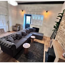 3bedroom house for professionals and family stay, hotel din Bierley