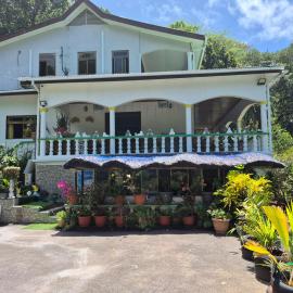 Tandif Villa Sea View, hotell i Takamaka