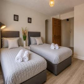 Solihull 2-Bed Flat with Parking-Ideal for Contractors, Business, Long Stays