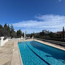 Elegant new apartment with pool in the hills