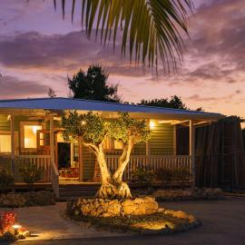 Okinawa Beachfront Villa Uji Kaze 浜辺の茶屋プロデュース ヴィラ ウージカゼ, hotel em Nanjo