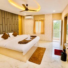 Grand Palace hotel with swimming pool