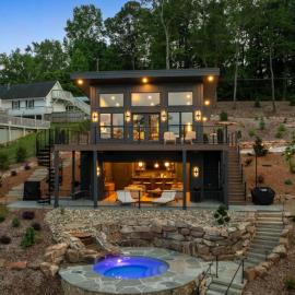 The Black Pearl - Lake Bowen - Luxury Waterfront, hotell i Inman