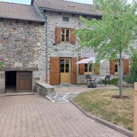 CHARMANTE MAISON A LA CAMPAGNE AU COEUR DES PREMIERS VOLCANS
