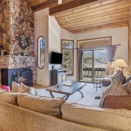 Ridgepoint Townhome 102 by East West Hospitality, Hotel in Beaver Creek