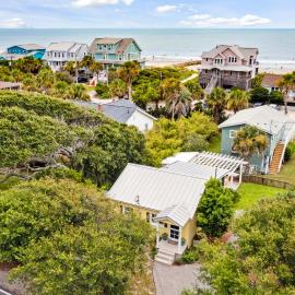 817 E Ashely Ave Pleasant Breeze, hotelli kohteessa Folly Beach