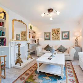 Designer Cottage with Parking - Esher Surrey - Pass the Keys, hotell i Esher