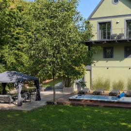 Quiet Grove – hotel w mieście Chmielnik