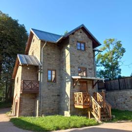 Kamienny domek z XIX wieku w historycznym otoczeniu, Hotel in Rzuców