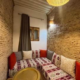 Dar al Kasbah maison à porte privée, chambre ,salon une cuisine équipée, et une terrasse au sein de La Kasbah