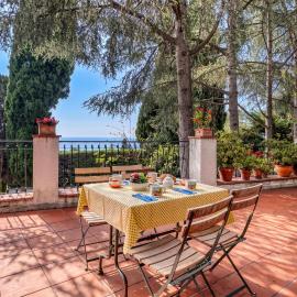 Hanbury Apt Pool And Sea - Happy Rentals, hotel en Ventimiglia