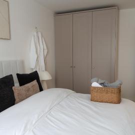 Stylish Modern Home with Parking & Comfort Double room with private bathroom