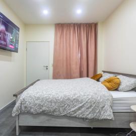 Appart RDC climatisé kitchenette dans la chambre, grande salle de bain pivée, arrivée autonome et fenêtre sur couloir