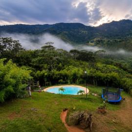 Glamping privado con piscina y vista a la montaña