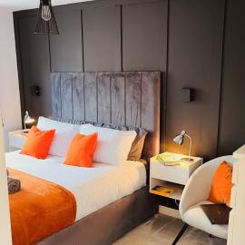 Stylish 2BR Home in Aspull Sleeps 4 with Parking, hôtel à Wigan