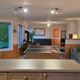 1000 sq ft Private Suite, Yard, and Entrance, hotel a Lantzville