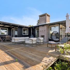 Holiday Idyll With Water Views