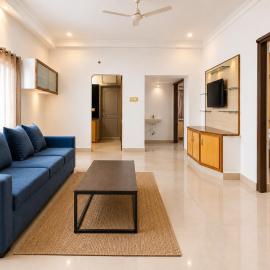 New Spacious 2BHK apartments in Tirupati Near Railway Station with fully equipped kitchen, AC bedrooms, Washing Machine, 24 hours water, caretaker service, and ample space for car parking & ideal for families and pilgrims, hotel sa Tirupati