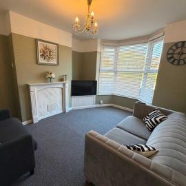Lincoln 3BR Townhouse 6 Beds Close to CityCentre