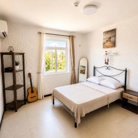 Albion Coastal Stay , Private Room in Shared Apartment with Pool、アルビオンのホテル