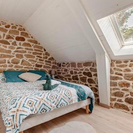 longère bretonne en pierre avec terrain, terrasse , ménage inclus