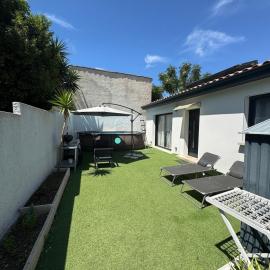 Charmante Maison avec Piscine, hotel u gradu Bessan