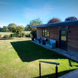 Luxury Cabin Lodge Sleeps 4 Countryside Views Parking, hotel a Tarporley