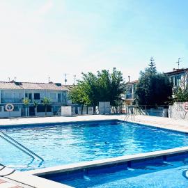 Casa con piscina ideal vacaciones en la playa, hotel di Comarruga