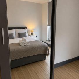 Bright 1-Bed Flat with Balcony Near Station