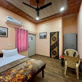Shri Rashbihari Seva Sadan Near Prem Mandir، فندق في فريندافان