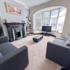 Stylish 4-Bed House that Sleeps 7 with Free Parking
