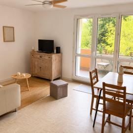 Grand Appartement Rénové avec Balcon Aubagne cassis Aix en provence Marseille โรงแรมในโอบาญ