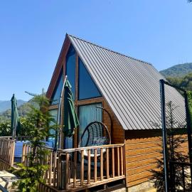 GNDT Cabin with Mountain View & Hot Tub, Hotel in Khelvach'auri