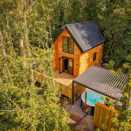 Loughshore Lodges - Cabins with private Hot Tub & Sauna