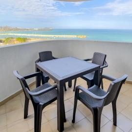 Apartamento de 2 habitaciones frente Playa Moreno: Porlamar şehrinde bir otel