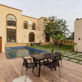 Alorawoods Villa, hotel v mestu Thūr