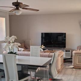 Large entire apartment near Paris, hotel in Creil