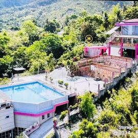 9-8 Hillside، فندق في Alegria