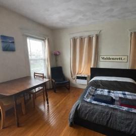 Bright Studio Near Boston -- T -- Washer, Dryer, Parking, hotel u gradu 'Malden'