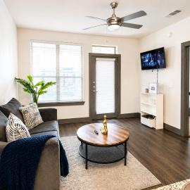 7 Min from IAH Business-Ready Condo w Pool & WiFi, готель у місті Х'юстон