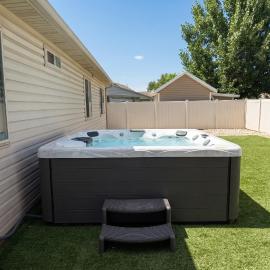 Golden Spike Retreat Hot Tub and Mountain Views