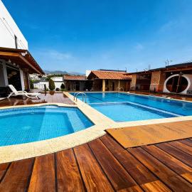 Eugenia Garden Suites, Villa de Lujo 7 Suites, 14 Personas, Piscina, Cancha de Fútbol, Cerca al Aeropuerto de Quito