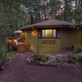 Chic 2 BD 2 BA Near Skiing Fireplace etc, Hotel in Pocono Pines
